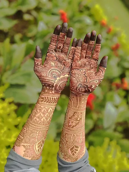Another shot of this stunning stain in the outdoors. The natural light really shows off the depth and richness of the color from my organic henna.