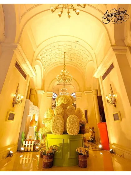 This elegant 'Teddy in London' themed party shows a more sophisticated side of my work. Held in a grand hall, the centrepiece is a massive teddy bear sculpture made entirely of flowers, proving that a child's party can also be a chic and stylish affair.