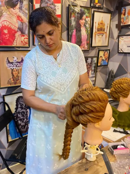 The same student progressing on her braided hairstyle. You can see her applying the techniques learned in class to build a complex and beautiful design.