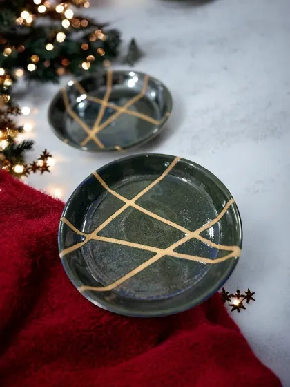 A pair of small, dark-glazed dishes with a simple, contrasting line design. These are perfect for use as soy sauce dishes, for holding spices, or as elegant ring dishes.