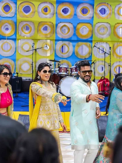 Another shot from a fun-filled mehendi performance. The whole family, dressed in their festive best and sunglasses, brought a cool and coordinated energy to the dance floor.