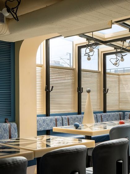 The seating arrangement at Masala is designed for communal dining. Long banquettes and thoughtfully placed tables encourage a lively atmosphere, while large windows with adjustable blinds allow for control over light and mood.