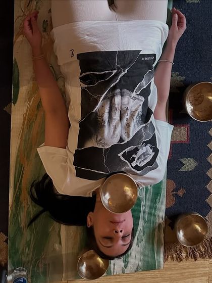 Here, I have placed bowls directly on the body's energy centers, or chakras. This technique allows for a more intense vibrational transfer, which is excellent for unblocking stuck energy and promoting a deep chakra cleanse.