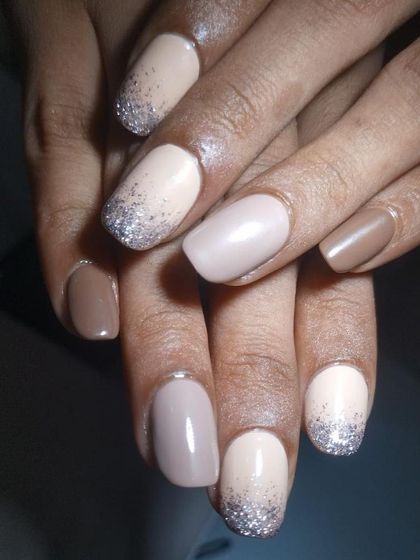 It’s the season of French nails. Adding glitter to it creates the perfect wedding season glam. This set features a nude gradient with silver glitter.