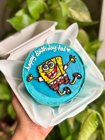 Who lives in a bento cake under the sea? This super fun SpongeBob bento cake is perfect for gifting, adding a splash of color and cheer to any celebration. These mini cakes are small in size but big on personality. 💛