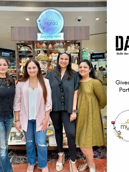 I was thrilled to partner with the Delhi Art Community as a giveaway collaborator. Here I am with the wonderful founders at my kiosk.