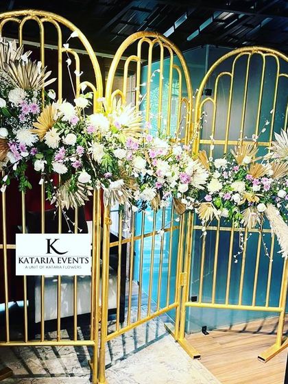 These elegant golden arched screens serve as a beautiful backdrop or a decorative partition. I adorned them with arrangements of pampas grass, dried palms, and soft pastel flowers for a modern and sophisticated look.