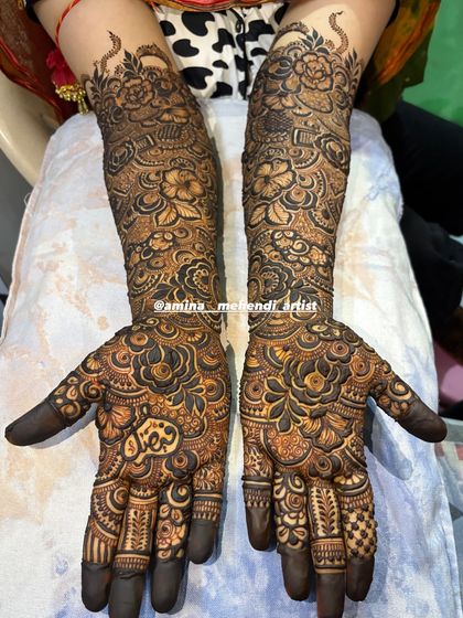 This design features a heart with the initials 'S' and 'V' inside, a sweet and romantic touch.