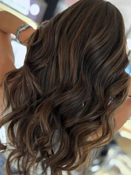 This beige tone highlight blend was created using a back-to-back foil technique for maximum impact. The long layered haircut ensures the hair is full of life and movement.