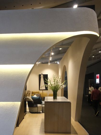 Another detail of the arched entrance, showing the texture of the bouclé facade and the warm glow of the integrated lighting. Every detail was considered to create a complete sensory experience.
