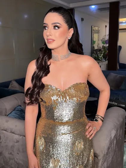 This look is all about confidence. The combination of the bold eye, glowing skin, and stunning outfit makes for an unforgettable anniversary celebration look.