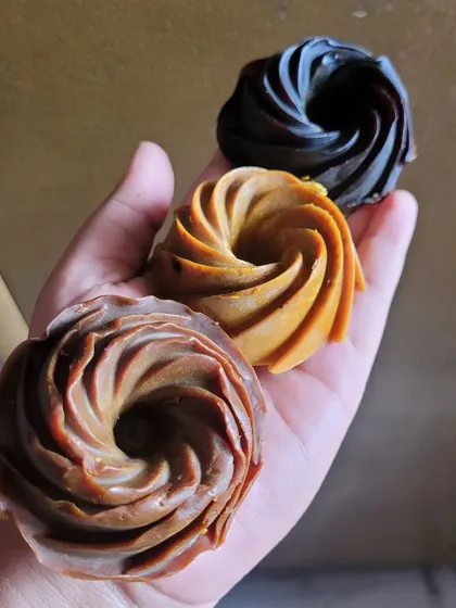 These beautiful swirl shaped facial soaps are made with ingredients like chocolate, coffee, and multani mitti for different skin benefits.