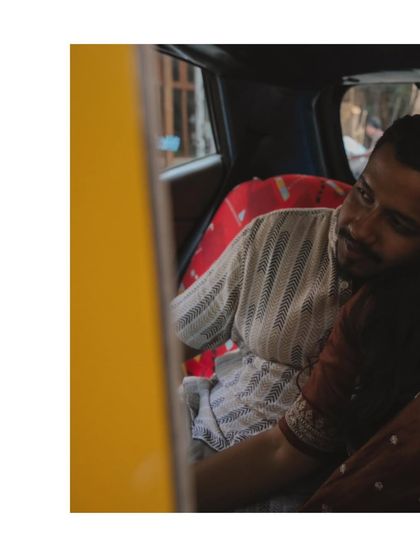 A quiet, intimate moment captured inside a taxi. This shot shows that beautiful photos can be made anywhere, even in the most everyday settings.