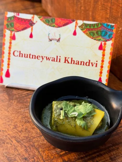 Chutneywali Khandvi, a classic Gujarati snack. The delicate, rolled gram flour sheets are served in a flavourful green chutney for a refreshing and tangy bite.