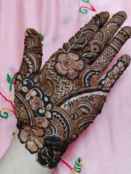 A lovely party-style design that focuses on the fingers and the back of the hand, leaving the palm free.