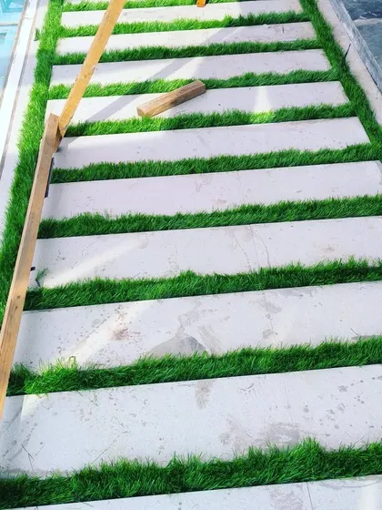 Here you can see the detail of 50mm artificial grass installed between white marble slabs. The long pile gives it a very lush, natural look.