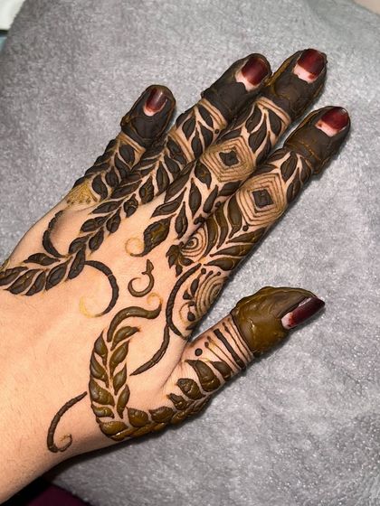 A simple yet striking Arabic design featuring leafy vines and swirls, with my name "Samrin" hidden in the pattern.