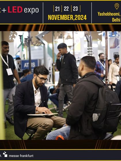 An exhibitor engages in a one-on-one discussion with a potential client, a common sight at our networking-focused event.