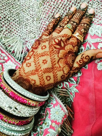 A beautiful henna stain, adorned with sparkling bangles. This is the perfect look for any celebration.