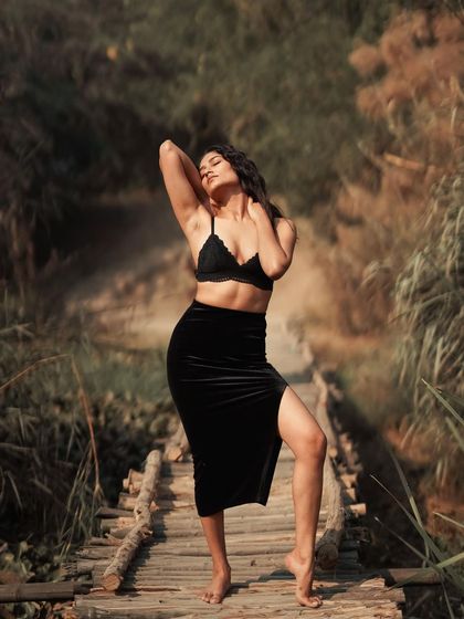 We found this beautiful wooden bridge surrounded by tall grass. The natural setting and warm sunlight were perfect for this wild and free-spirited portrait.