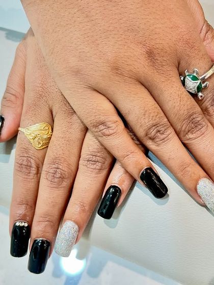 The contrast between the high-gloss black and the sparkling silver glitter makes this a very eye-catching and sophisticated look.