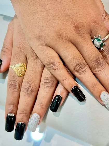 The contrast between the high-gloss black and the sparkling silver glitter makes this a very eye-catching and sophisticated look.
