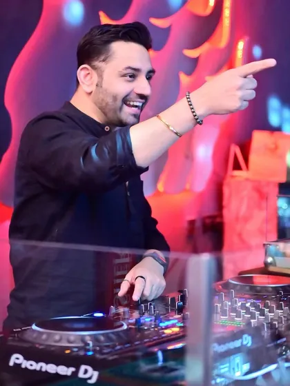 Pointing to someone in the crowd who's bringing amazing energy. I always interact with the audience.