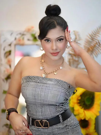 For a touch of Parisian chic, I styled this plaid tube top with a classic high bun and pearl accessories. This look is all about exuding confidence and elegance, perfect for a sophisticated evening out or a special brunch.
