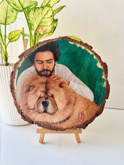 Some bonds are just so pure. This portrait of a man and his best friend was painted on a rustic wood slice, which adds a warm, natural feel. I focus on capturing the quiet, loving moments that mean the most.