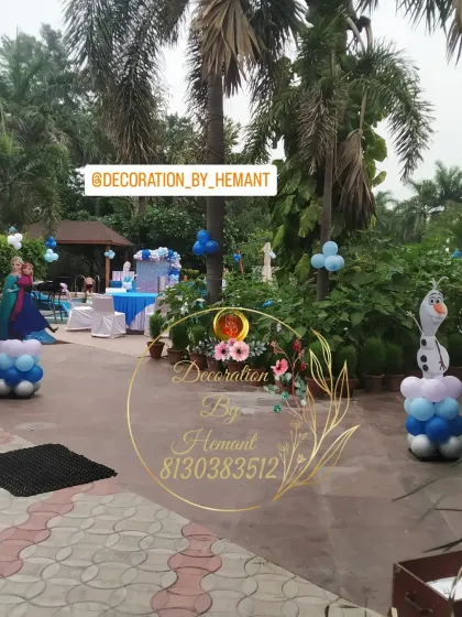 An overview of the outdoor venue for the Frozen themed party. I placed character cutouts and balloon pillars around the space to extend the theme beyond the main backdrop and create a complete winter wonderland.