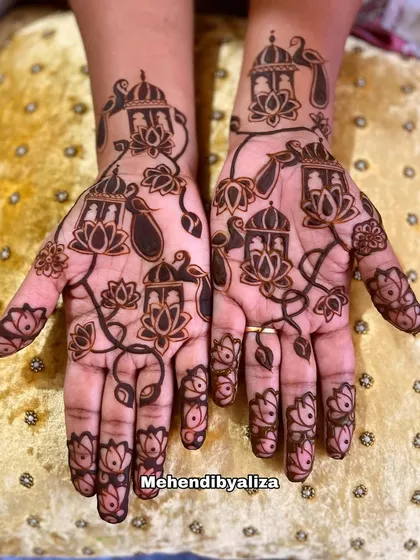 A simple yet intricate design with lanterns, lotuses, and peacocks. It's a beautiful example of a minimal yet *bhara hua* look.
