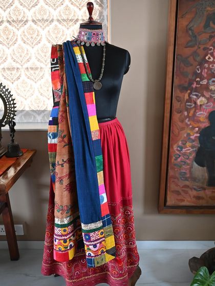 This two-toned, reversible shawl features a delicate Kalamkari print on one side and rich, solid Kala cotton on the other. The borders are a vibrant patchwork of Kutch embroidery and upcycled studio waste.