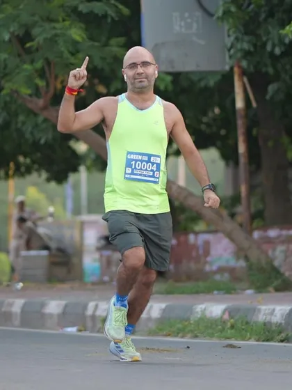 A happy runner giving a thumbs-up during the Green Milers Run. Seeing this joy and energy is why I do what I do.