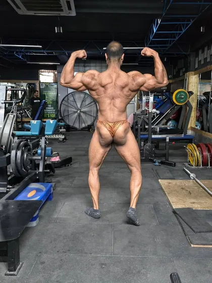 The goal this time is "onion skin." This is my back double biceps, five weeks out, at 101 kgs. The focus is on bringing unparalleled detail and dryness.