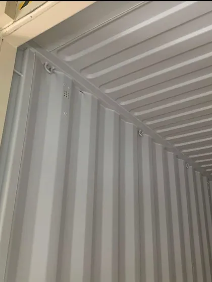 This detailed shot shows the corner and ceiling structure inside a container. The robust, all-steel construction is what makes our units exceptionally resistant to fire, earthquakes, and extreme weather.