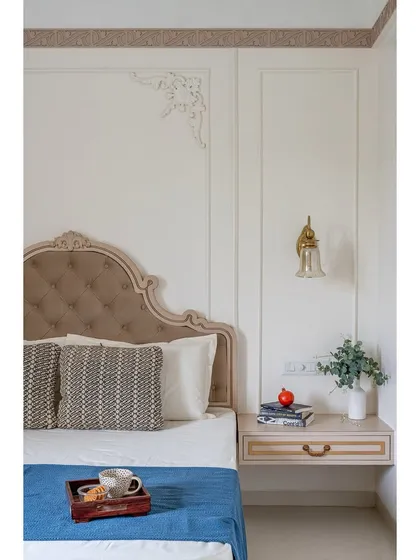 A close-up on the tufted headboard and intricate corner moulding. These details are characteristic of the Victorian style, which we adapt for modern living.