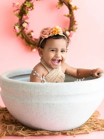 The 'Splash & Play' tub time session is a fun add-on, capturing pure, bubbly joy as your baby splashes around after the cake smash.