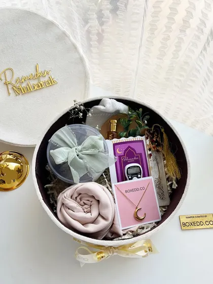 This premium velvet Ramadan hamper for her includes a beautiful scarf, a moon-shaped necklace, a Tasbeeh counter, and other pampering items.