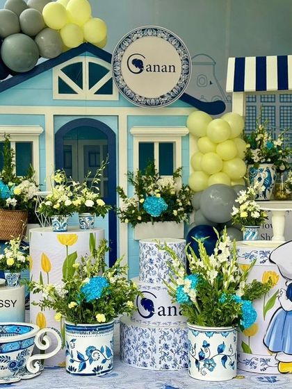 The full setup, including a Dutch house facade, a flower shop cart, and character cutouts.