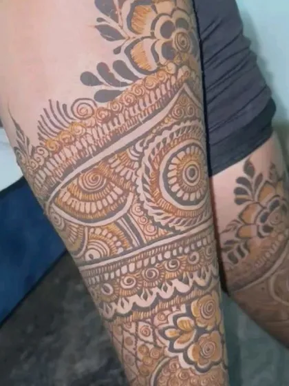 A close-up of the detailed work on the bride's leg. You can see the intricate mandala and the surrounding patterns that make up this grand design.