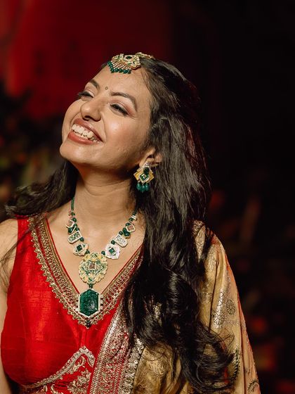 A smile that says it all. Ira's joy is palpable as she wears her consciously chosen bridal jewelry, proving that style and sustainability can go hand in hand for your most special occasions.