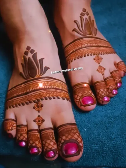 A simple and elegant design for the feet. This pattern features a lotus motif on the top of the foot and a simple band, with delicate details on the toes. It's perfect for guests or smaller occasions.