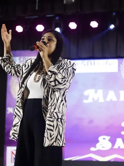 Entertaining 1000 guests as the sole host for SBI Life Insurance's 'Mahaveeron ka Mahasammelan'.