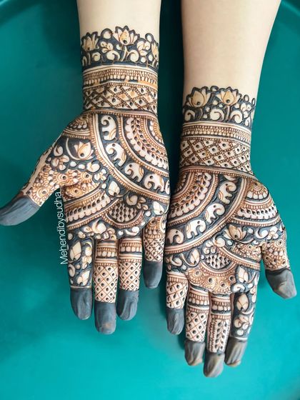 This short-hand design features adorable elephant motifs in the wristband, adding a playful and traditional touch.