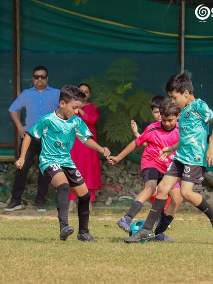 A scramble for the ball with multiple players involved, showing the fast pace of the game.