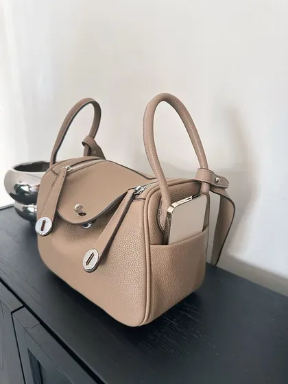 This photo shows the practical side pocket on the Linde Large bag, which is perfect for slipping your phone into for easy access.