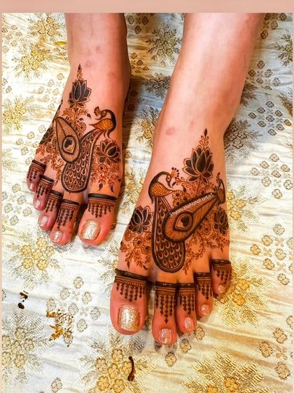 A slightly different angle of the peacock foot mehandi, showing the fine details on the toes.