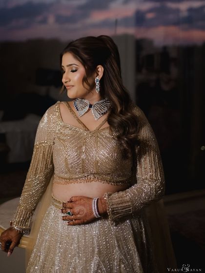 This sangeet look is all about subtle glamour. The soft smokey eye and glowing skin are perfect for a bride who wants to look polished but not overdone.
