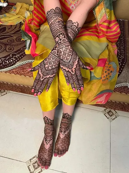 A beautiful and intricate design for both hands and feet, perfect for a bride who wants a complete and traditional look.