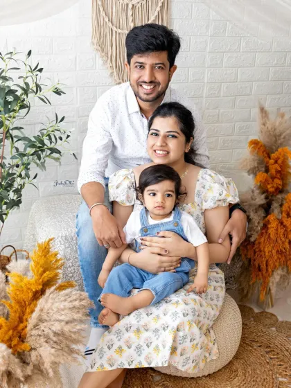 A classic family pose in my boho studio. This setup with its natural textures and light colors is perfect for relaxed and casual family portraits.